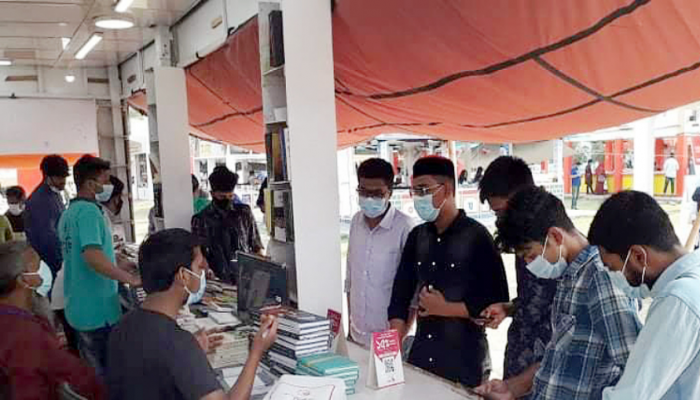 গণপরিবহন চালু হওয়ায় দর্শনার্থী বেড়েছে বইমেলায়