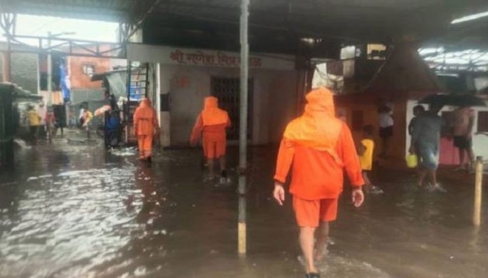 প্রবল বৃষ্টিতে ভারতের মুম্বাইয়ে দুটি বাড়ি ভেঙে পড়েছে