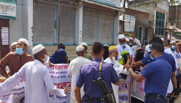 এহসান গ্রুপের দুই হাজার কোটি টাকা আত্মসৎ পিরোজপুরে পুলিশের বাঁধা উপেক্ষা করে এহসানের