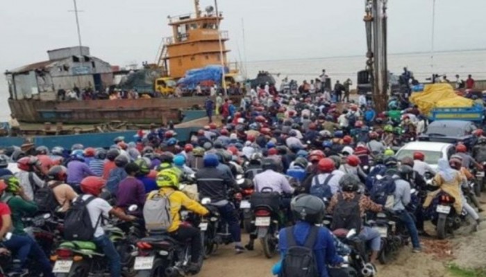 শিমুলিয়ায় ঘাটে ঈদযাত্রায় ঘরমুখো মানুষের ঢল