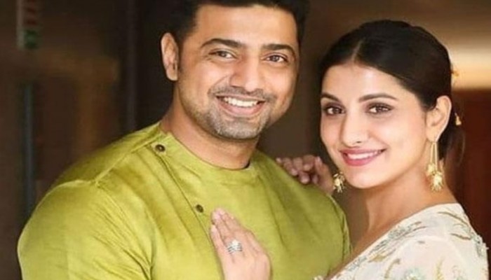 ছুটি কাটাতে মালদ্বীপে দেব-রুক্মিণী