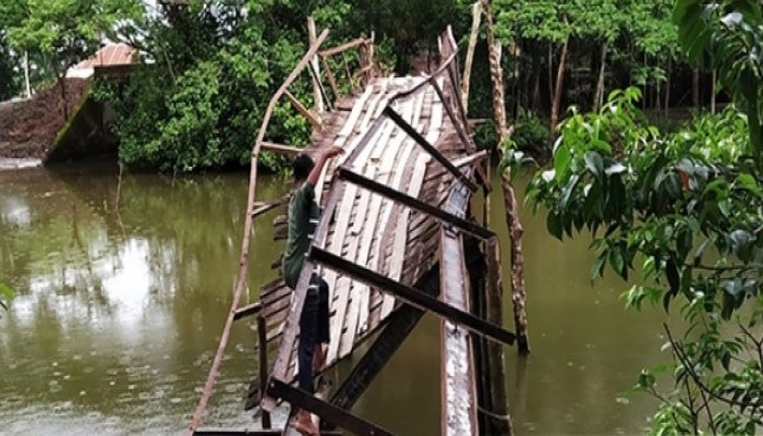 মোরেলগঞ্জের এই ব্রিজটি যেন মরণ ফাঁদ!