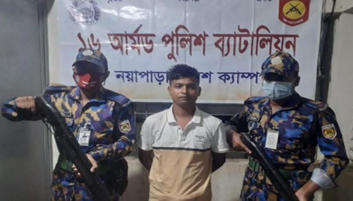 টেকনাফে রোহিঙ্গা শিবির থেকে অস্ত্রসহ একাধিক মামলার আসামি গ্রেফতার