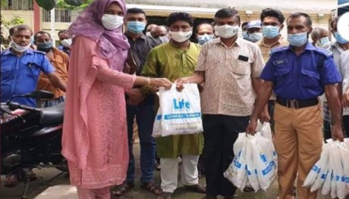 ভালুকায় আশ্রয়ণ প্রকল্পে কুরবানির গোশত বিতরণ করেন ইউএনও সালমা।