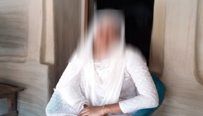 স্ত্রীর মর্যাদা পেতে ১৩ দিন ধরে যুবকের বাড়িতে তরুণীর অবস্থান