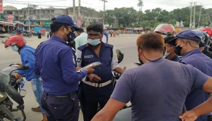 পাটুরিয়া ঘাট দিয়ে ঢাকায় ফিরছেন কর্মমুখী মানুষ