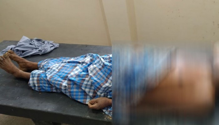 বৃদ্ধকে কুপিয়ে হত্যা, পুলিশ আসার আগেই লাশ দাহের চেষ্টা