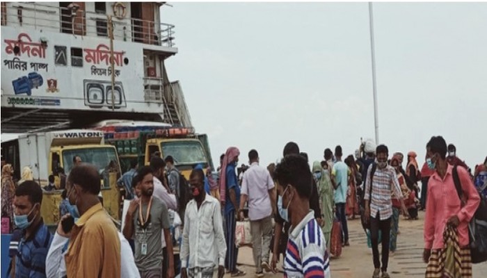 দৌলতদিয়া-পাটুরিয়া নৌরুটে চলাচল করছে আটটি ফেরি