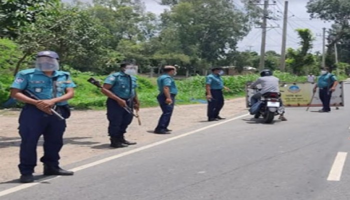 টহল গাড়ি দেখলেই দোকান বন্ধ, আড়াল হলেও দোকান খুলছেন ব্যবসায়ীরা