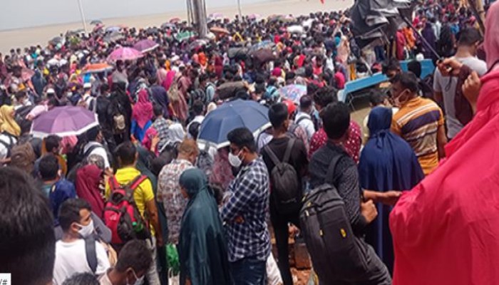 দৌলতদিয়া ঘাটে ঢাকামুখী যাত্রীদের ভিড়