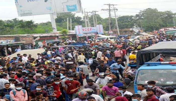 চাকরি হারানোর শঙ্কায় মহাসড়কে হাজার হাজার পোশাক শ্রমিকের অবরোধ