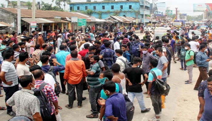 কর্মস্থলে ফিরতে পুলিশি বাধায় শ্রমিকদের অবরোধ, শেষে বিআরটিসির বাসে যাত্রা