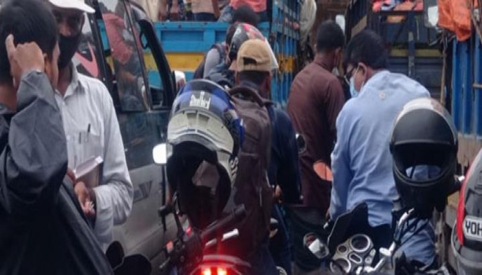 দূরপাল্লার বহু বাস রাস্তায় না‌মে‌নি, যাত্রী‌দের ভরসা ন‌সিমন ক‌রিমন ট্রাক মা‌হেন্দ্র