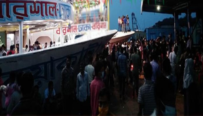 বরিশাল থেকে টইটুম্বুর যাত্রী নিয়ে ঢাকার উদ্দেশে তিন লঞ্চ