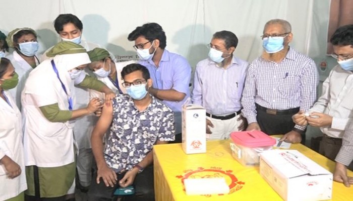 করোনা টিকার প্রথম ডোজ নিয়েছেন ৭৬ হাজার শিক্ষার্থী