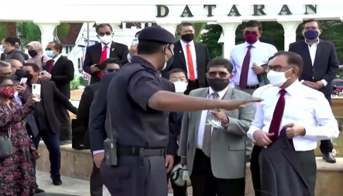 মালয়েশিয়ার সংসদে বিরোধীদের মিছিল, প্রধানমন্ত্রীর পদত্যাগ দাবি