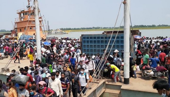 বাংলাবাজার-শিমুলিয়া লঞ্চ বন্ধ, যাত্রীর চাপ বেড়েছে ফেরিতে
