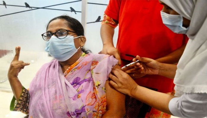 ‘টিকা নেওয়া ছাড়া কেউ বাইরে বের হতে পারবে না’, তথ্যটি সঠিক নয়