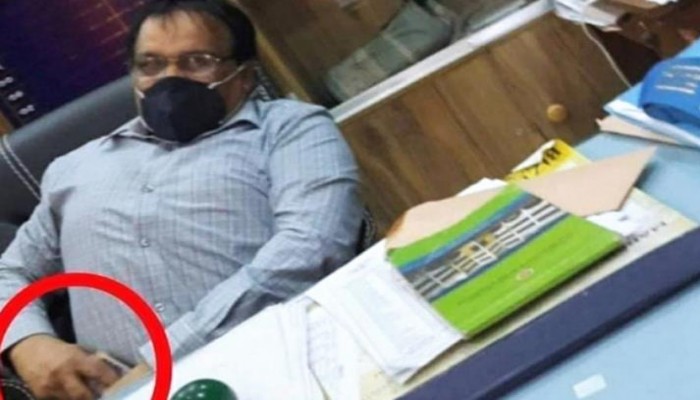ঘুষ নেওয়ার ছবি ভাইরাল, সেই প্রকৌশলীর বদলি