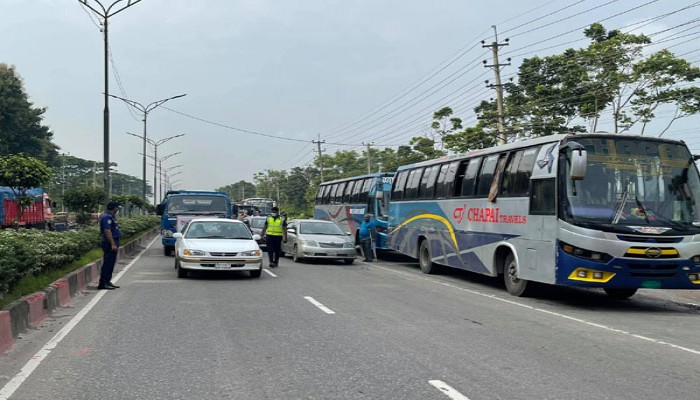লকডাউন অমান্য করে মহাসড়কে গণপরিবহন, ৮৬ বাস আটক