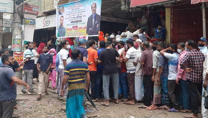 বৃষ্টি উপেক্ষা করে টিকা নিতে আগ্রহীদের লম্বা লাইন