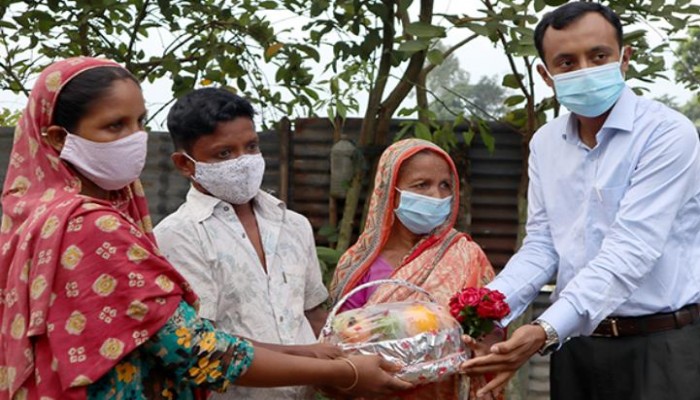 মা-বাবার সেবা করলেই মিলবে ফুলেল শুভেচ্ছা ও পুরস্কার
