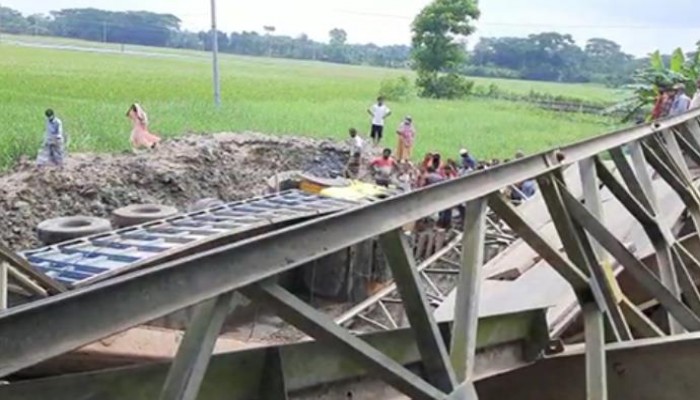 ব্রিজের রেলিং ভেঙে পাথর বোঝাই ট্রাক খাদে; নিহত ১, আহত ৪