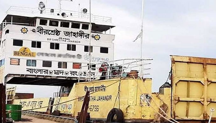 পদ্মা সেতুর পিলারে ধাক্কা; ফেরির মাস্টারসহ দু’জন বরখাস্ত