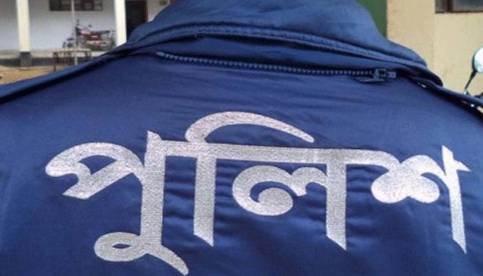 ফেনীতে ডাকাতির অভিযোগে ডিবির ওসিসহ ৬ পুলিশ কর্মকর্তা গ্রেফতার