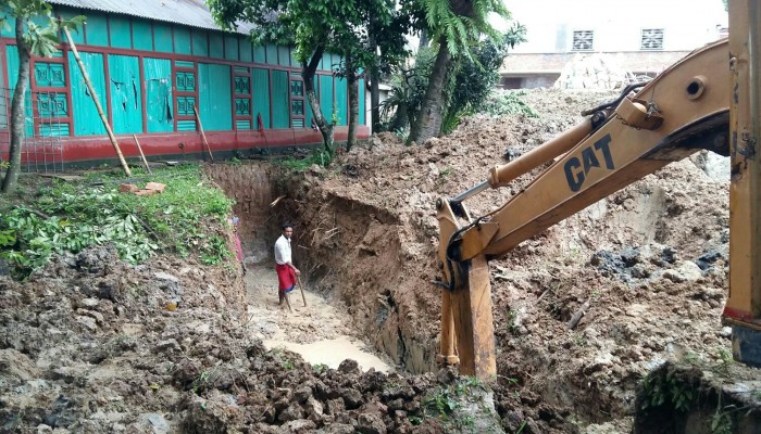 ভালুকায় সরকারী ধোপাজান খালটি দখল করে সীমানা প্রাচীর নির্মাণের অভিযোগ।