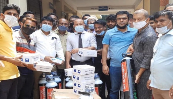 রা‌জৈ‌র হাসপাতা‌লে অক্সি‌জেন সি‌লিন্ডার প্রদান
