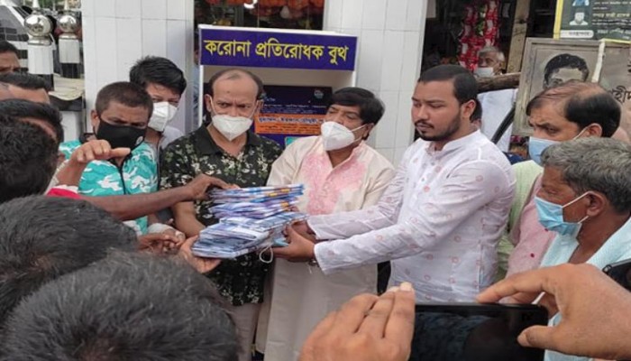 পটিয়ায় করোনা প্রতিরোধী বুথ স্থাপন ও সংবাদপত্র হকারদের মাঝে উপহার সামগ্রী বিতরণ কেন্দ্রীয় যুবলীগ নেতার