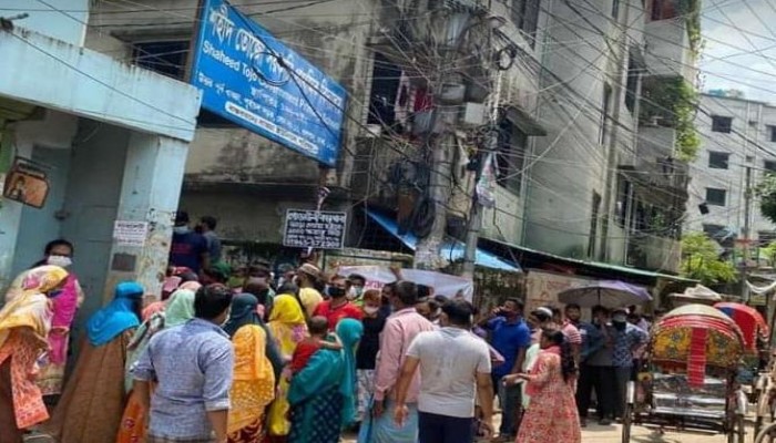 রাজধানীর বাড্ডায় উৎসব মুখর পরিবেশে করোনার টিকা নিচ্ছে সাধারন মানুষ ।