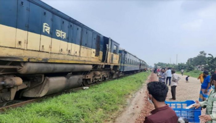 গাজীপুরে ট্রেনের ইঞ্জিন লাইনচ্যুত, উদ্ধারকাজ শেষে ট্রেন চলাচল শুরু