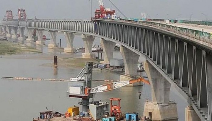 পদ্মা সেতুতে ধাক্কা এড়াতে সরছে ফেরিঘাট