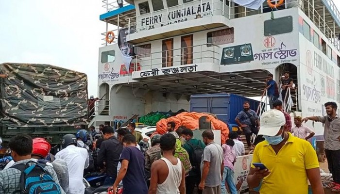 ১২ ঘণ্টা পর বাংলাবাজার-শিমুলিয়া নৌরুটে ফেরি চলাচল শুরু