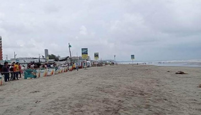 সমুদ্রের বালিয়াড়িতে নামতে দর সইছে না পর্যটকদের