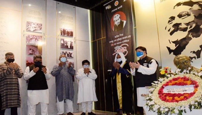 পররাষ্ট্র মন্ত্রণালয়ে জাতির পিতার প্রতিকৃতিতে পুষ্পস্তবক অর্পণ