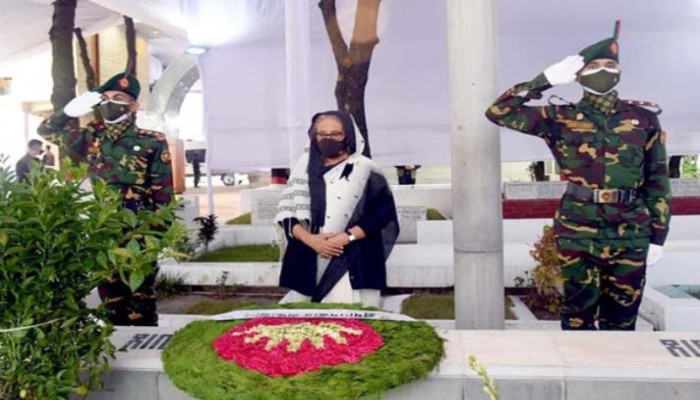 ১৫ আগস্ট নিহত স্বজনদের সমাধিতে প্রধানমন্ত্রীর শ্রদ্ধা