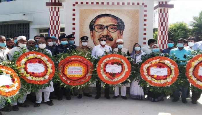 মোরেলগঞ্জে বঙ্গবন্ধুর মুর‍্যালে সর্বসাধারণের শ্রদ্ধা জ্ঞাপন