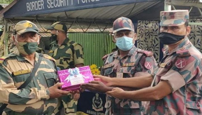হিলি সীমান্তে বিজিবি-বিএসএফের মিষ্টি বিনিময়