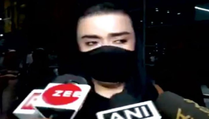 কাবুল থেকে দিল্লি পৌঁছেই কান্নায় ভেঙে পড়লেন আফগান তরুণী (ভিডিও)