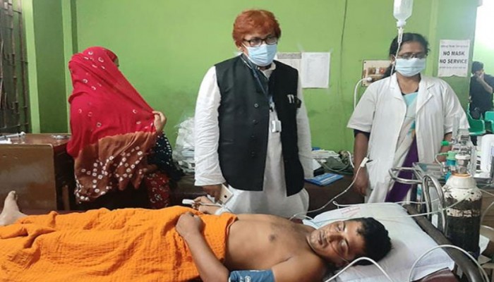 জনসেবার পাশাপাশি চিকিৎসা সেবায় নিয়োজিত উপজেলা চেয়ারম্যান ডা. সিদ্দিকুর