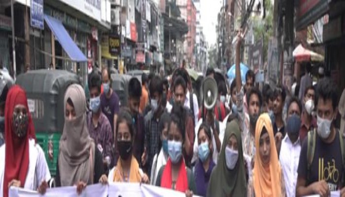 বরিশালে অতিরিক্ত ফি কমানোর দাবিতে শিক্ষার্থীদের সড়ক অবরোধ