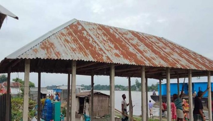 দৌলতদিয়া লঞ্চঘাট এলাকায় পদ্মার তাণ্ডব