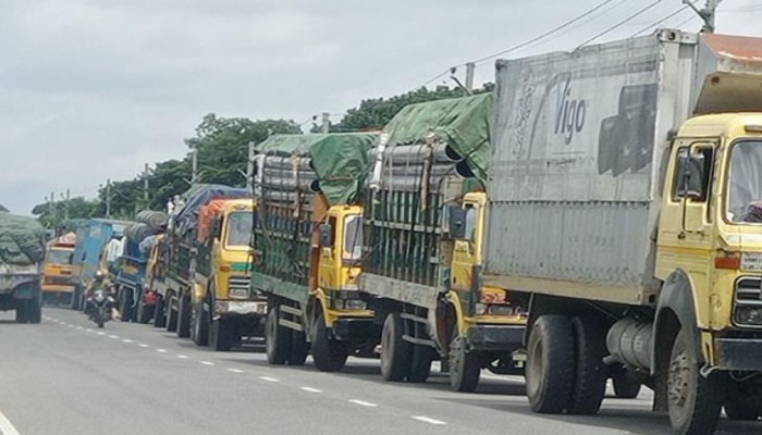 দৌলতদিয়াতে আটকা শত শত ট্রাক