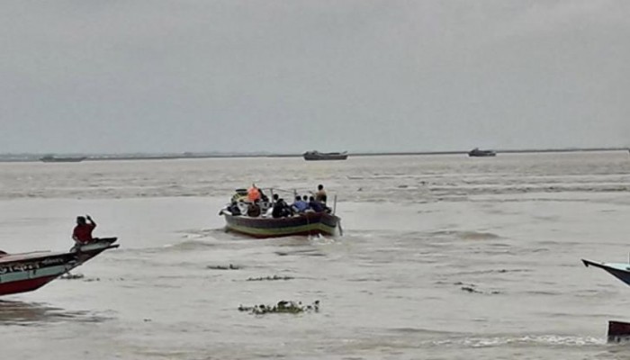 চাঁদপুরে ঝুঁকি নিয়ে পদ্মা-মেঘনা নদীতে পারাপার