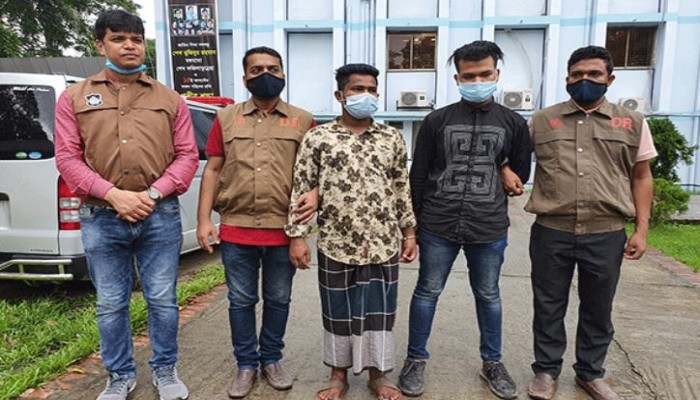 পাহাড় থেকে চালককে ফেলে গাড়ি ছিনতাই, গ্রেফতার ২