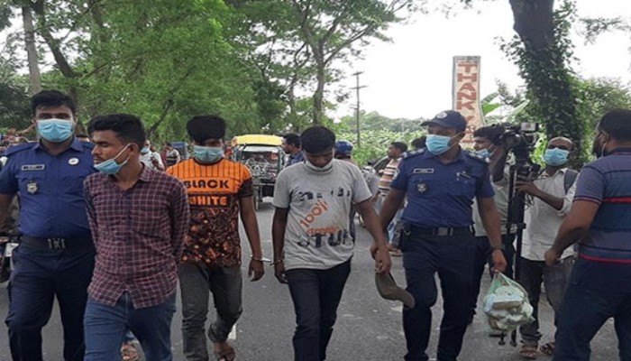 চুয়াডাঙ্গায় স্বর্ণালঙ্কারসহ তিন পাচারকারী আটক