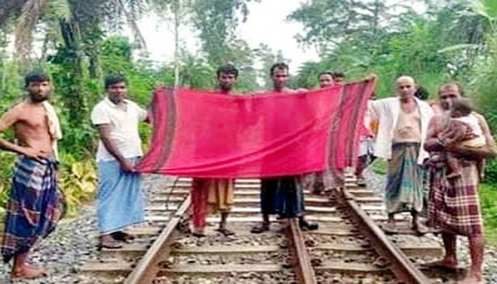 গ্রামবাসীর বুদ্ধিতে দুর্ঘটনা থেকে রক্ষা পেল ট্রেন